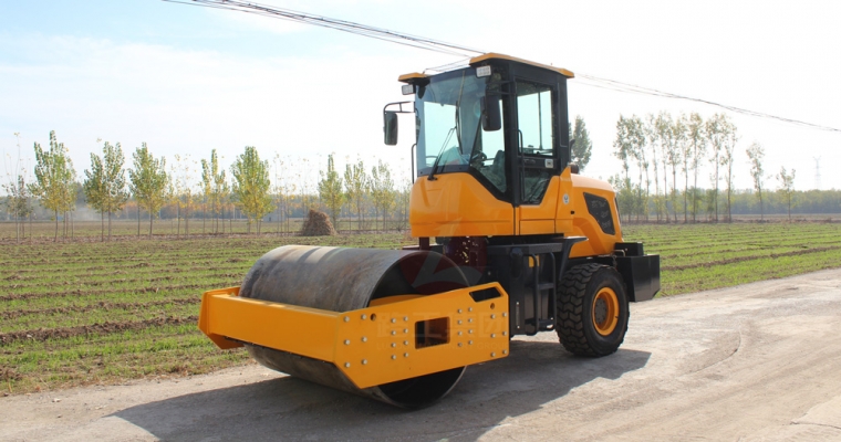 驾驶式压路机“；て琳稀薄寰部刂葡低