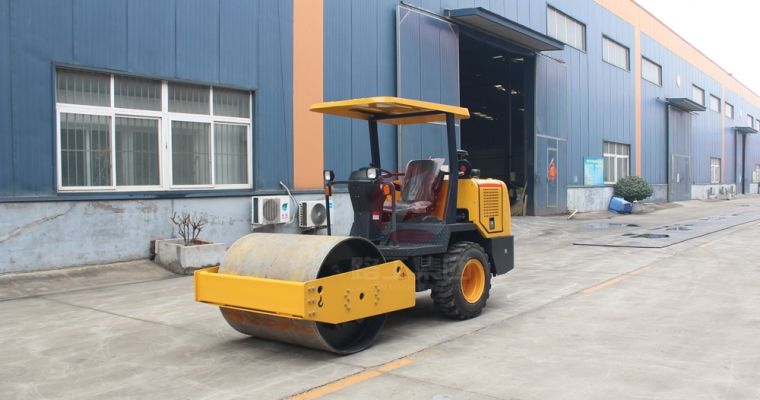 怎样操作座驾式压路机才准确？